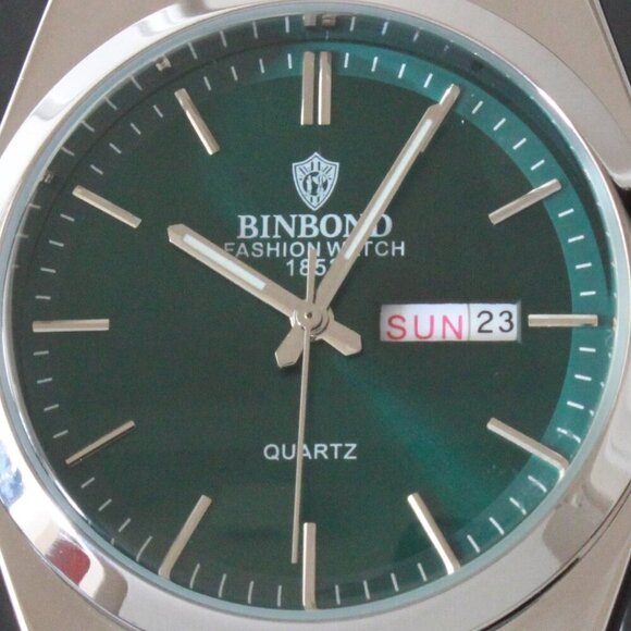 Men's Integrated Bracelet Sports Watch Stainless Steel Radiant Green Dial 40mm - Picture 13 of 13